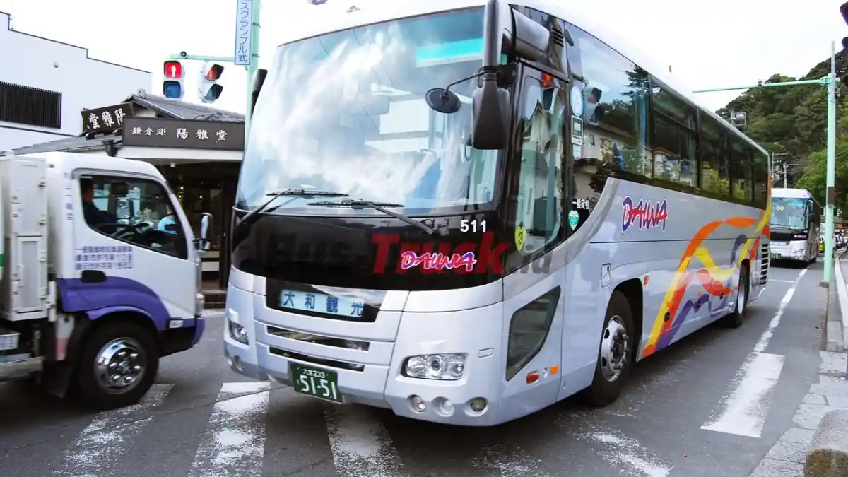Foto - Bridgestone Bikin Lomba Rawat Ban Truk-Bus Di Jepang