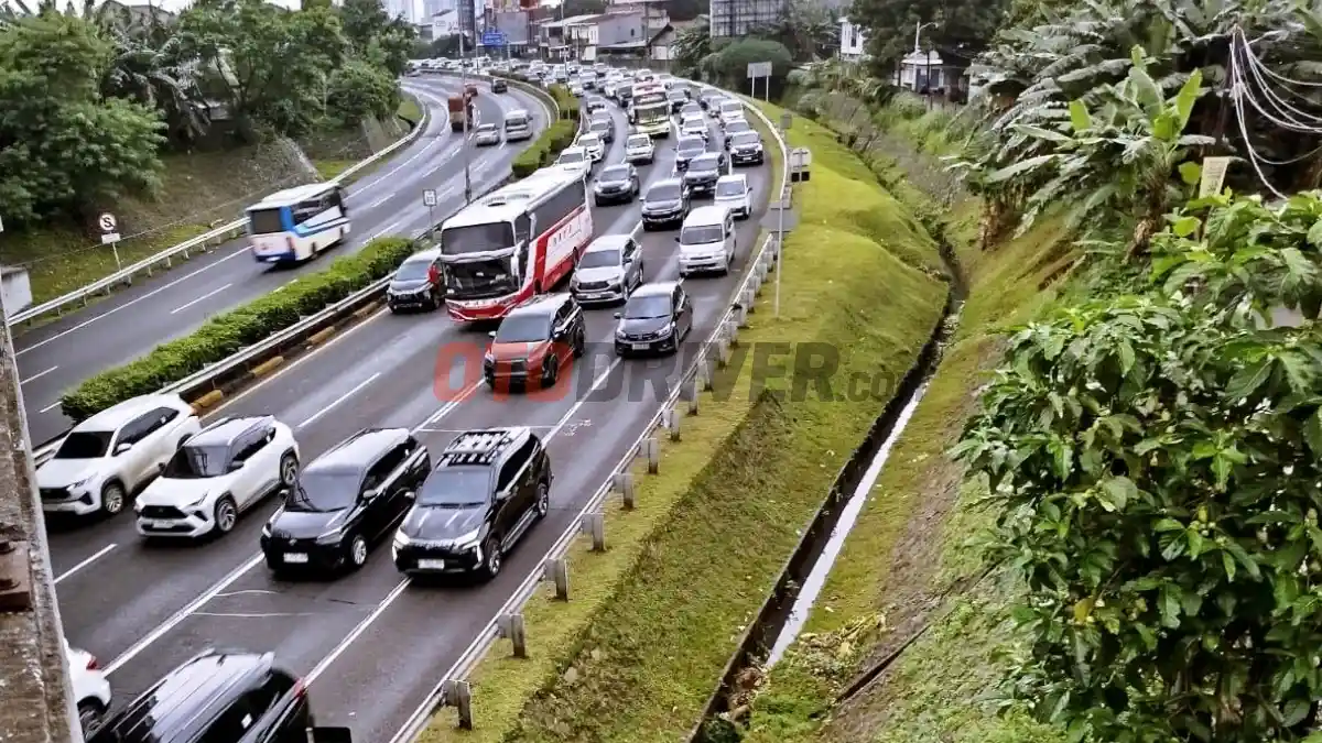 Foto - Tabrakan Beruntun Terjadi Karena Reaksi Melambat 4 Detik