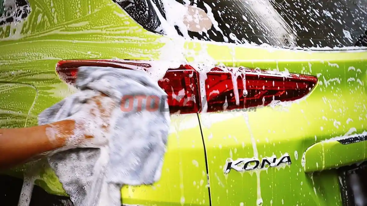 Foto - Bodi Mobil Kena Abu Vulkanik Cukup Disiram Air Sampai Bersih