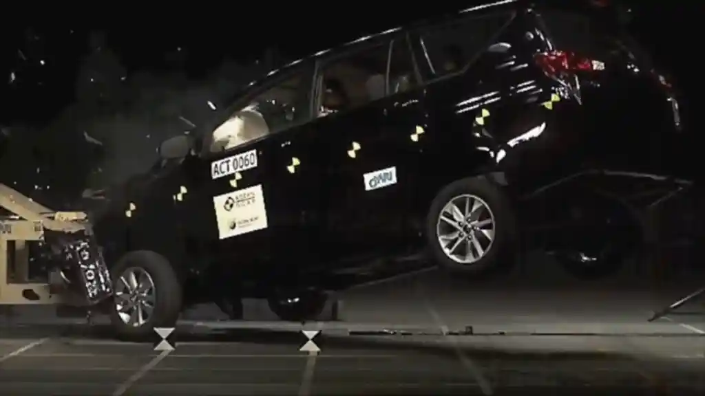 Foto - VIDEO: Crash Test Toyota All New Kijang Innova 2016