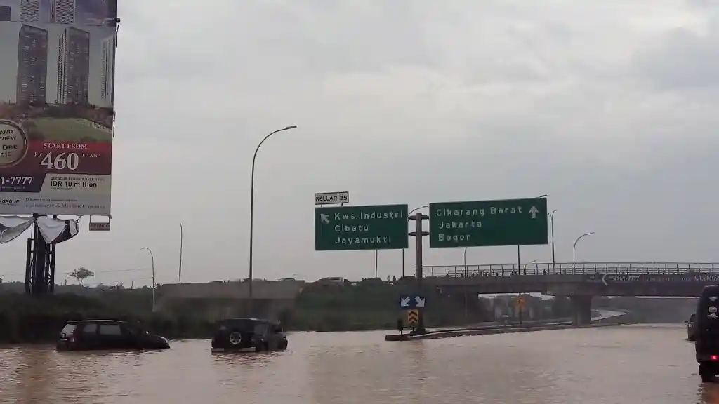 Foto - Hujan Lebat, Tol Cikarang Banjir dan Gerbang Tol Cikunir 2 Ambruk 