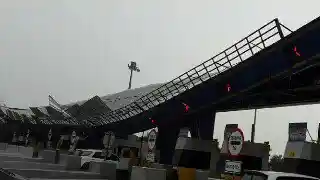 Foto - Hujan Lebat, Tol Cikarang Banjir dan Gerbang Tol Cikunir 2 Ambruk 