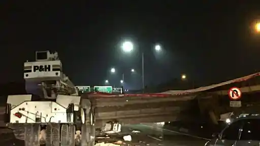 Berita - Ambruknya Jembatan Penyeberangan Tol JORR Karena Dihantam Truk