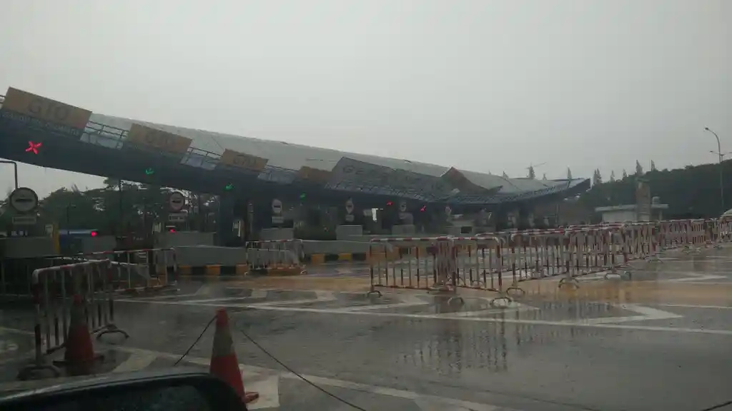 Berita - Hujan Lebat, Tol Cikarang Banjir dan Gerbang Tol Cikunir 2 Ambruk 