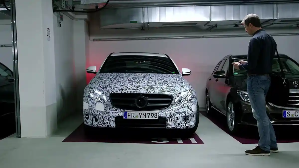 Berita - VIDEO : Parkir Mercedes Via Ponsel