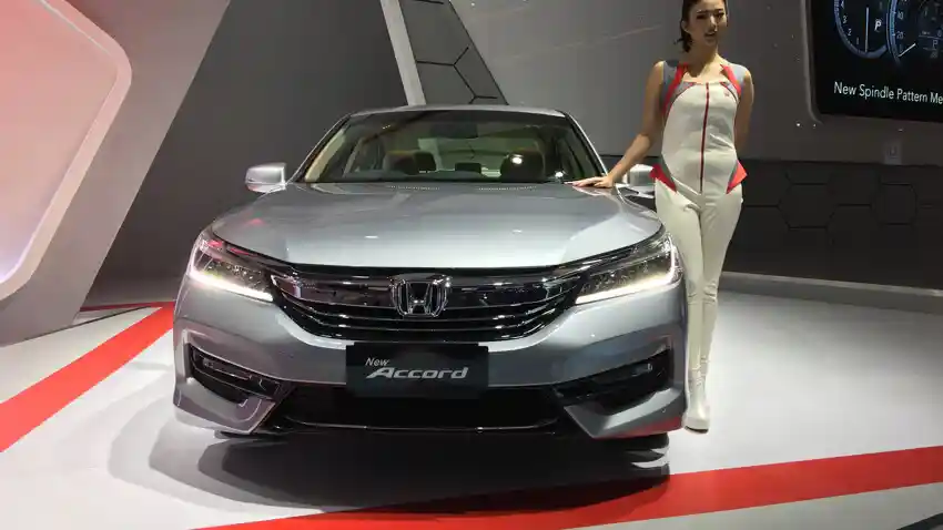 Foto - Perbandingan Mesin dan Harga Teana 2019 VS All New Camry dan Accord