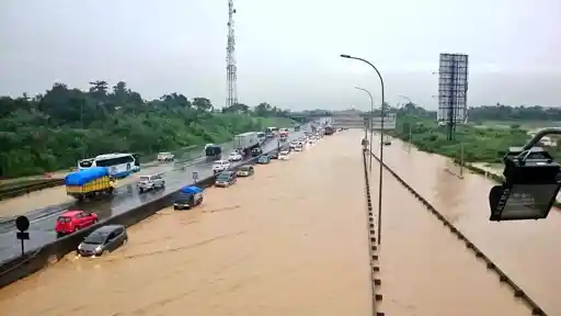 Foto - Hujan Lebat, Tol Cikarang Banjir dan Gerbang Tol Cikunir 2 Ambruk 