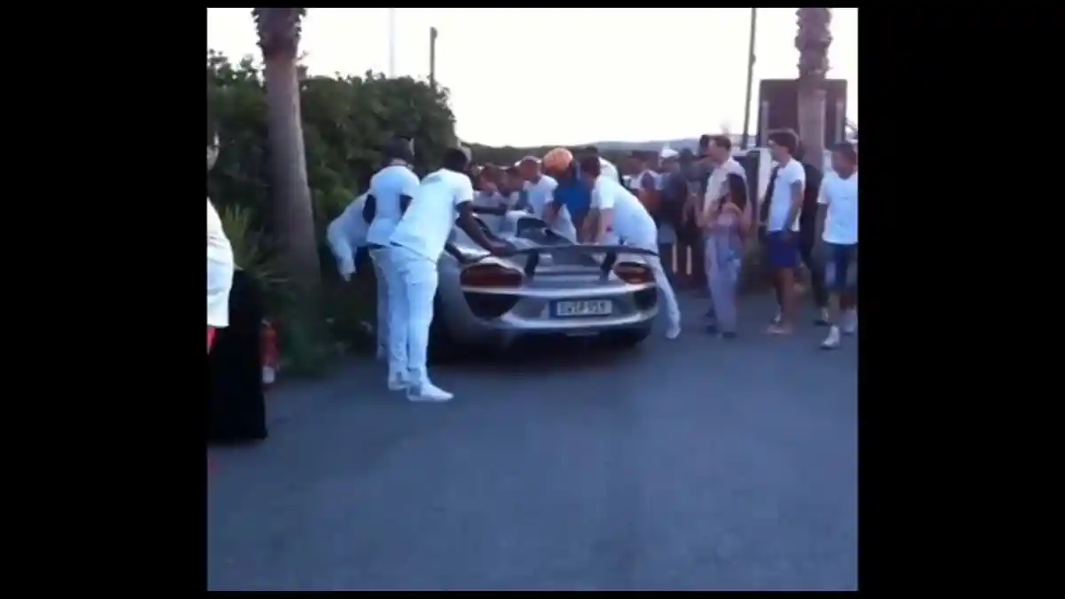 Foto - VIDEO: Ingin Pamer, Pria Ini Malah Hancurkan Porsche 918 Spyder