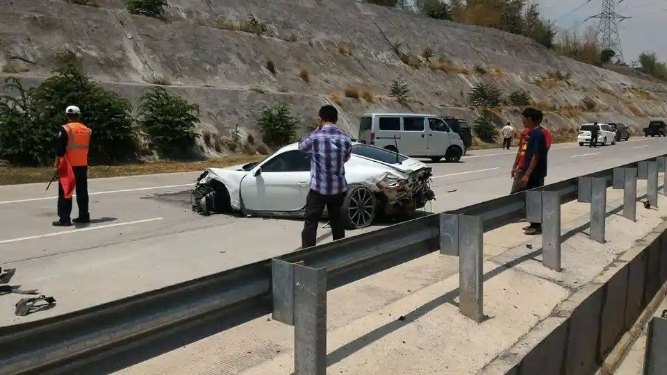 Foto - Diduga Ugal-ugalan, Porsche Cayman Hancur di Tol Pandaan, Surabaya