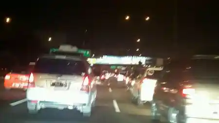 Foto - Kepadatan Arus Mudik Mulai Terjadi di Ruas Tol Jakarta-Cikampek