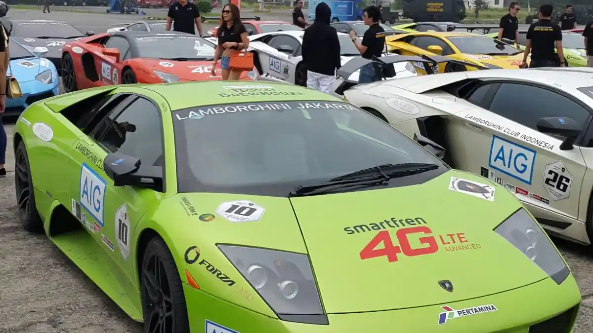 Foto - Adu Kebut Lamborghini Di Bandara Polonia