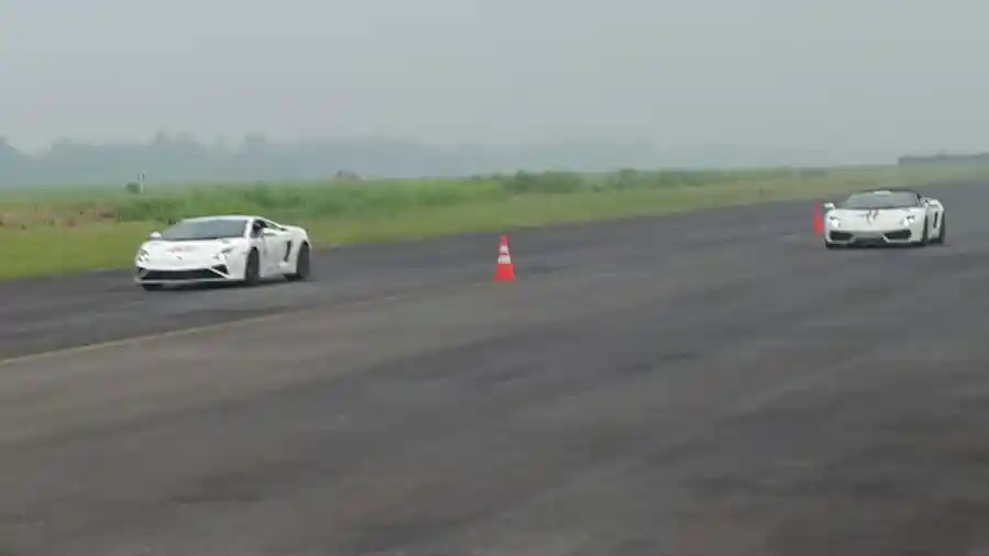 Foto - Adu Kebut Lamborghini Di Bandara Polonia