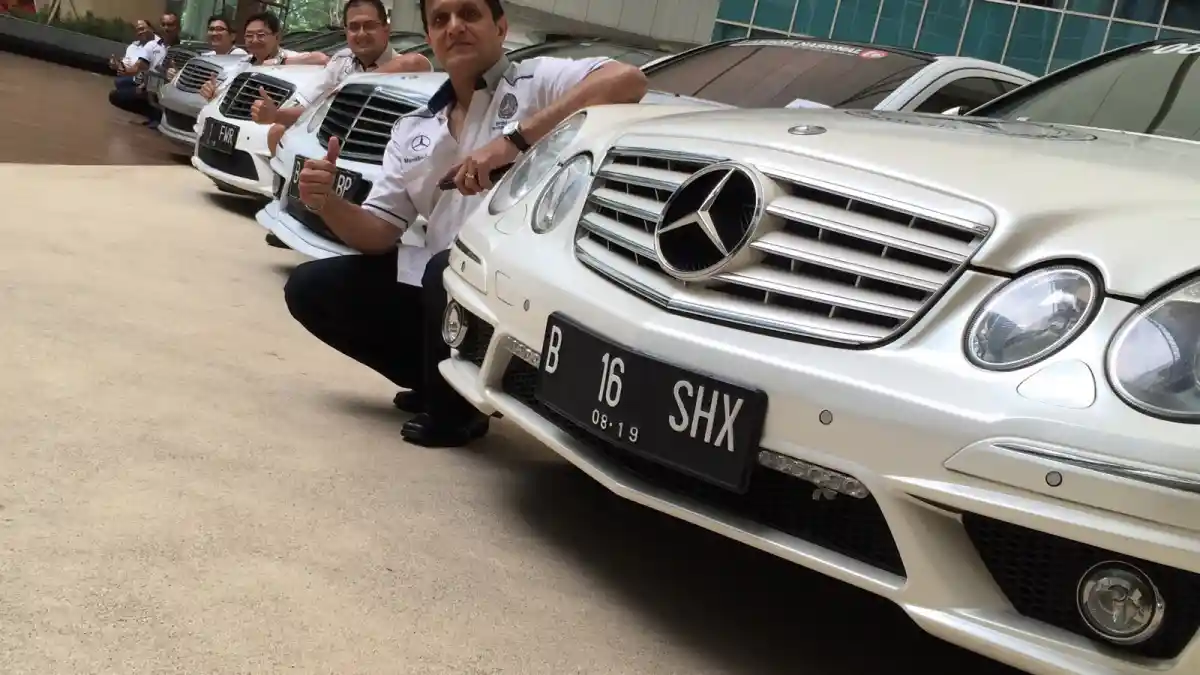 Foto - Mercedes-Benz W211 Club Indonesia Hibur Anak Panti Asuhan Jelang Natal