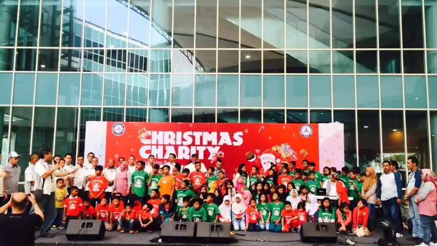 Berita - Mercedes-Benz W211 Club Indonesia Hibur Anak Panti Asuhan Jelang Natal