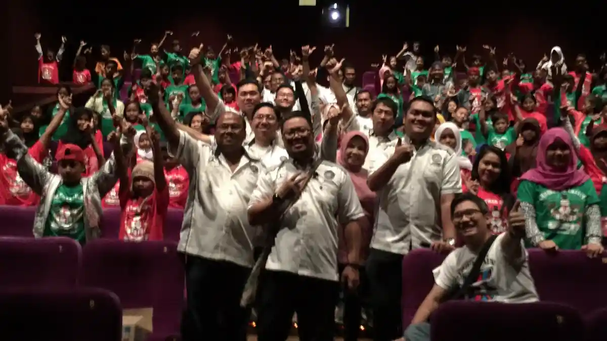 Foto - Mercedes-Benz W211 Club Indonesia Hibur Anak Panti Asuhan Jelang Natal