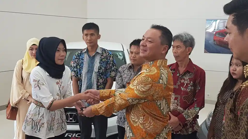 Foto - Honda Brio RS Dan Satya Facelift Diserahkan Ke Konsumen Pertama Hari Ini