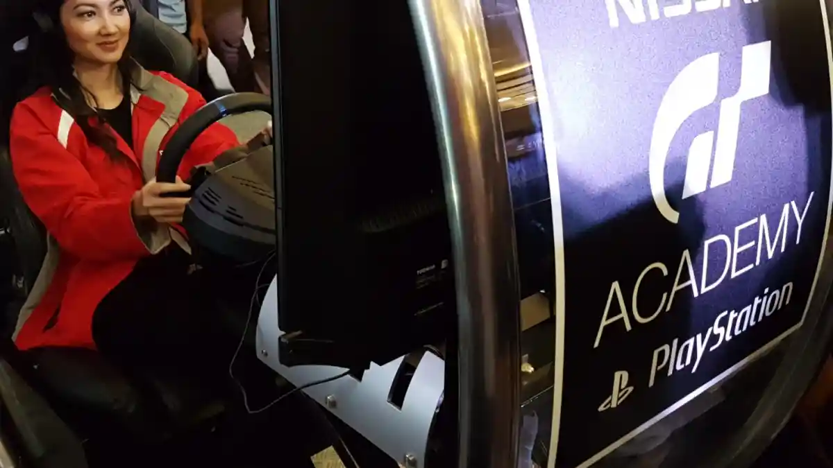 Foto - Nissan Cari Gamer Untuk Dijadikan Pembalap Sungguhan