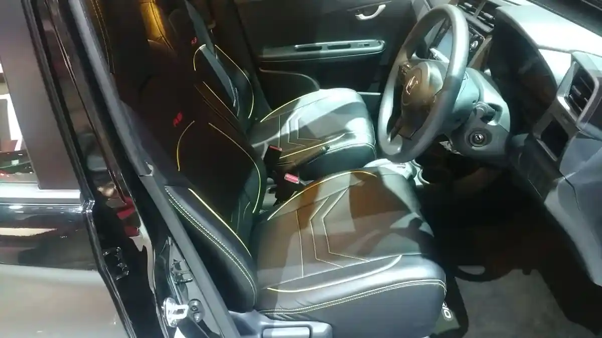 Foto - Honda Brio RS Special Edition Hanya Dijual Di GIIAS 2016. Ini Bedanya