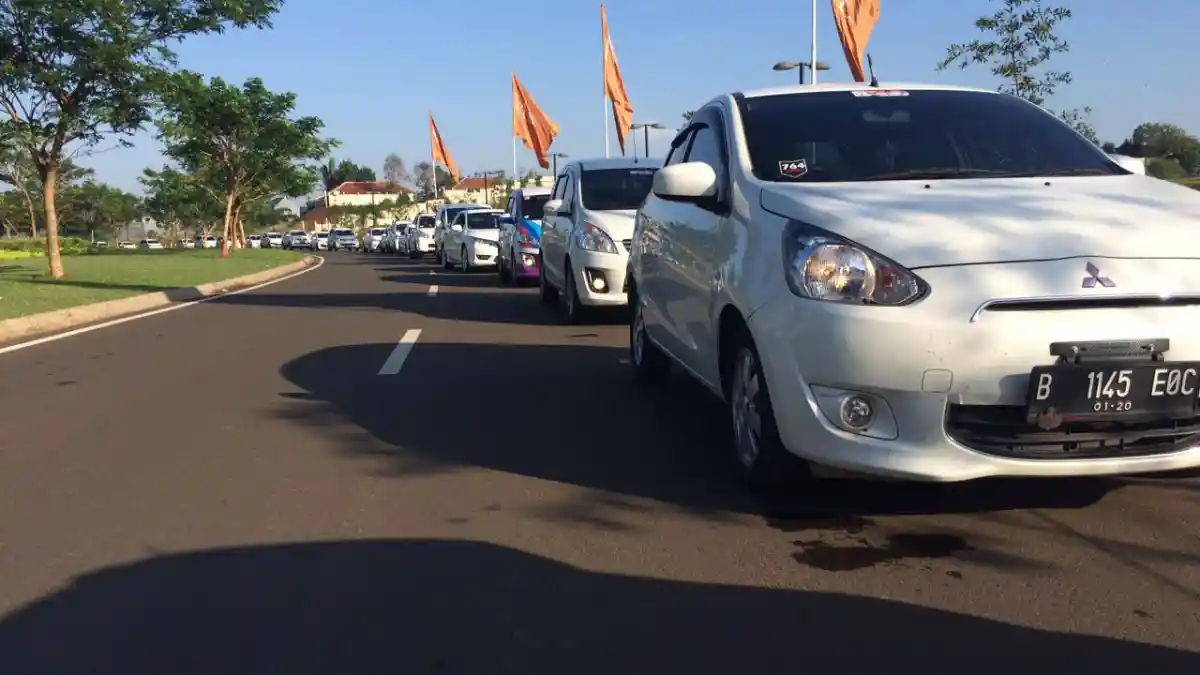 Foto - Ratusan Mobil Merah Putih Hiasi Sekitar GIIAS 2016 (7 Foto)