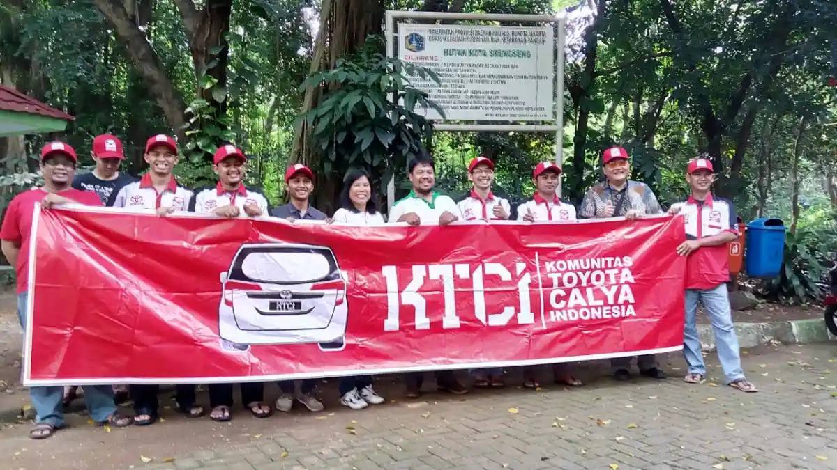 Foto - Komunitas Toyota Calya Indonesia Dukung Esensi LCGC Dengan Tanam Pohon