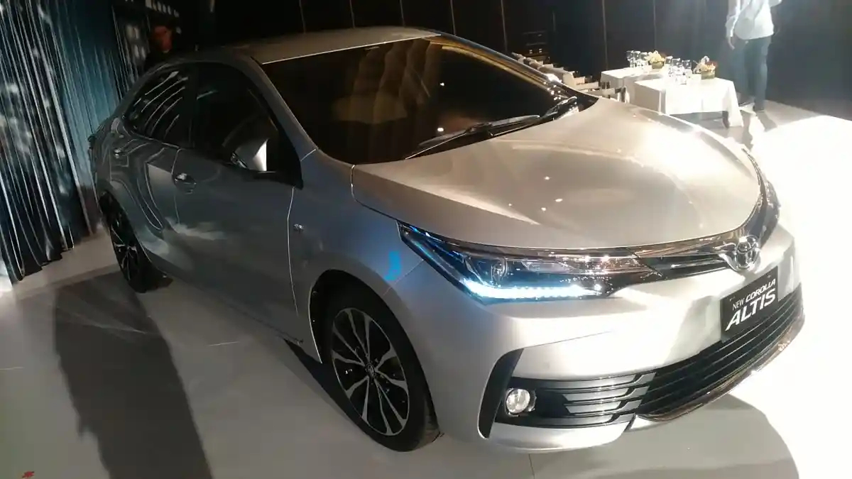 Foto - Toyota Corolla Altis Facelift Meluncur Di Indonesia, Tantang Civic Turbo