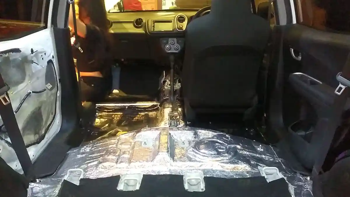 Foto - Mau Kabin LCGC Senyap Suara? Pertimbangkan Produk Peredam Suara Ini
