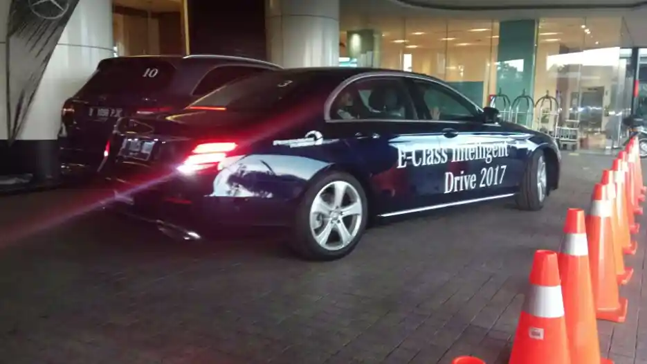 Foto - Mampukah Sistem Parkir Otomatis Mercedes-Benz E-Class Bekerja di Area Sulit Khas Indonesia?