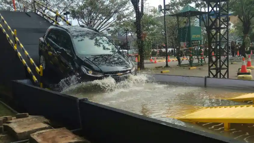 Foto - Tips Saat Terpaksa Melintasi Genangan Banjir