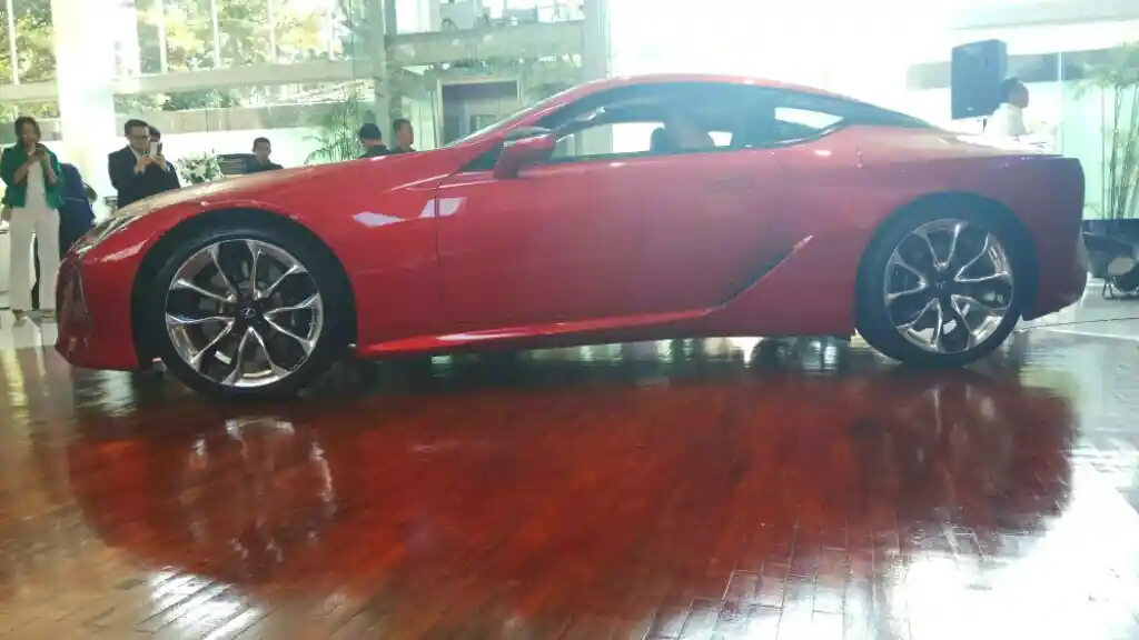Foto - Lexus LC 500 Bermesin 5.000 CC Mengaspal di Indonesia, Sentuh 470 DK