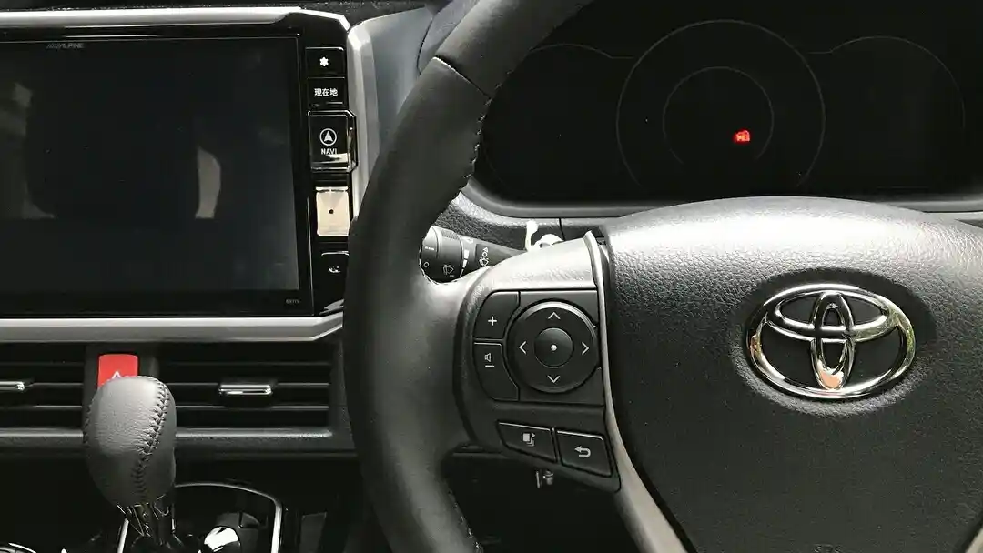 Foto - SPY SHOT: Toyota Voxy Sudah Ada di Dealer Jakarta (11 Foto)