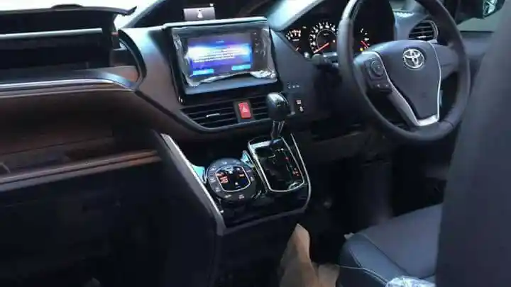 Foto - SPY SHOT: Toyota Voxy Sudah Ada di Dealer Jakarta (11 Foto)