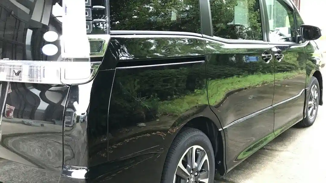 Foto - SPY SHOT: Toyota Voxy Sudah Ada di Dealer Jakarta (11 Foto)