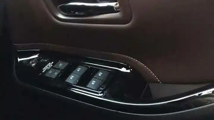 Foto - SPY SHOT: Toyota Voxy Sudah Ada di Dealer Jakarta (11 Foto)