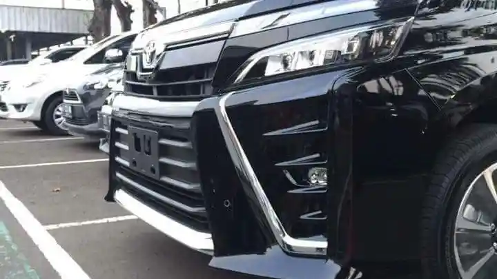 Foto - SPY SHOT: Toyota Voxy Sudah Ada di Dealer Jakarta (11 Foto)