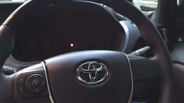 Foto - SPY SHOT: Toyota Voxy Sudah Ada di Dealer Jakarta (11 Foto)