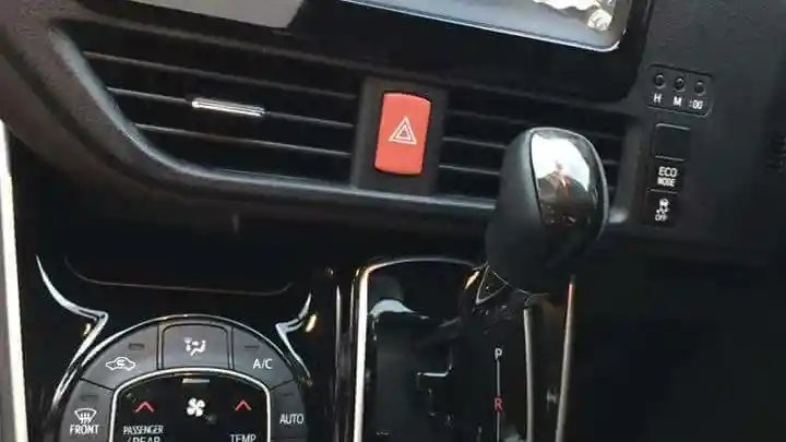 Foto - SPY SHOT: Toyota Voxy Sudah Ada di Dealer Jakarta (11 Foto)