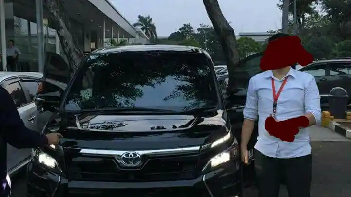Foto - SPY SHOT: Toyota Voxy Sudah Ada di Dealer Jakarta (11 Foto)