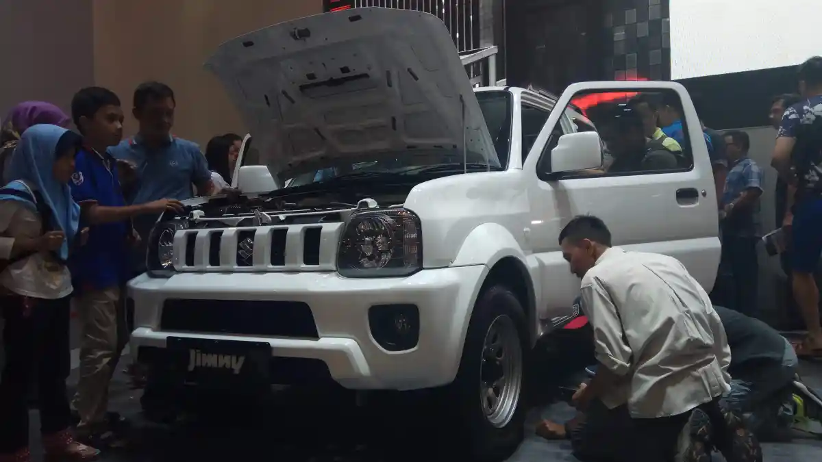 Foto - Minat Memiliki Jimny Generasi Ketiga? Ketahui Biaya Servisnya