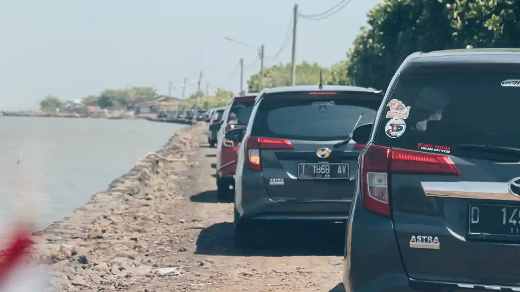 Foto - Calya Sigra Club Chapter Bandung Terabas Air Pasang Saat Kopdar