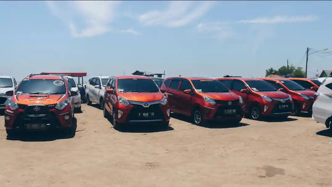 Foto - Calya Sigra Club Chapter Bandung Terabas Air Pasang Saat Kopdar