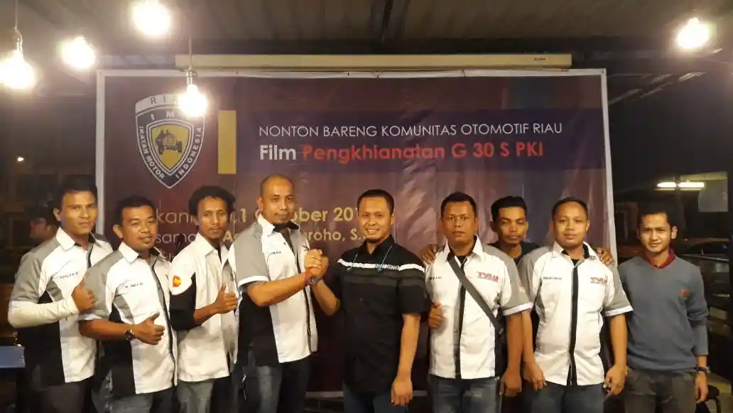 Foto - Toyota Vios Limo Club Chapter Riau Nonton Bareng Film Pengkhianatan G30S/PKI