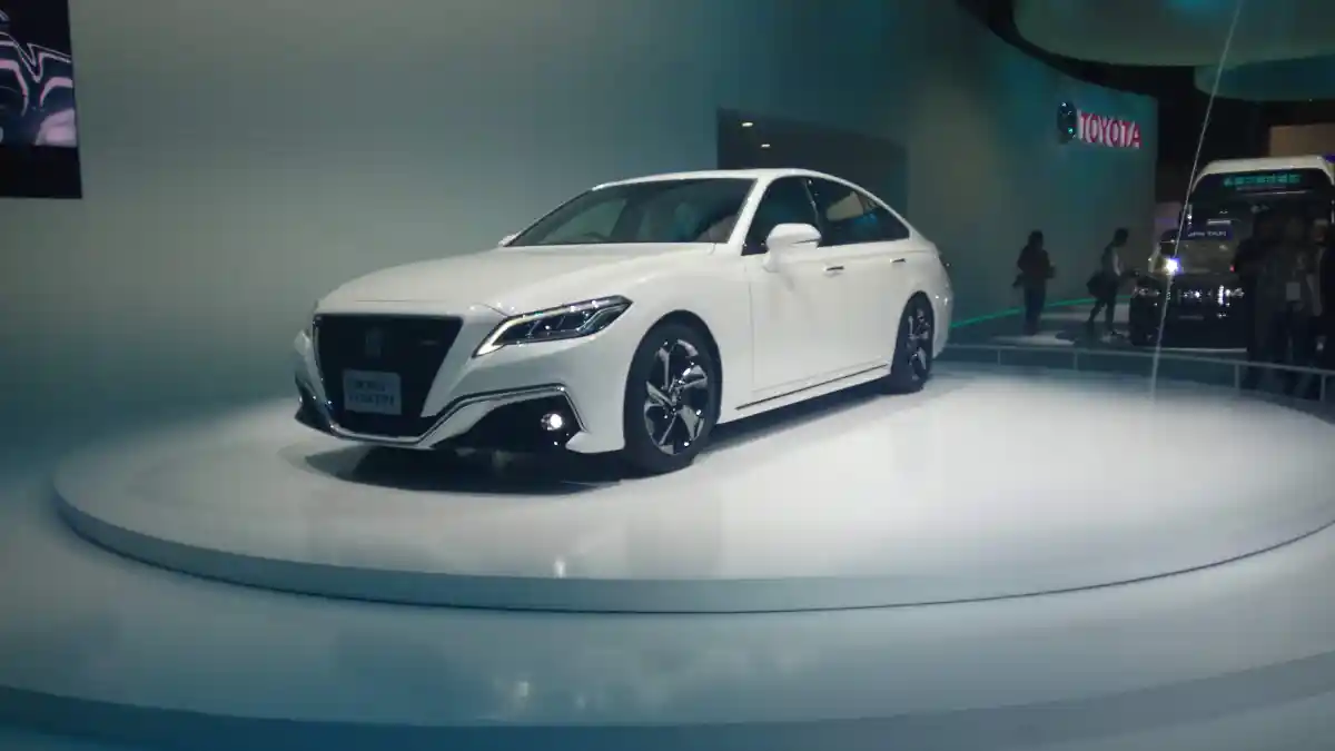 Foto - Mobil Baru Menteri Jokowi Pakai Toyota Bermesin Hybrid