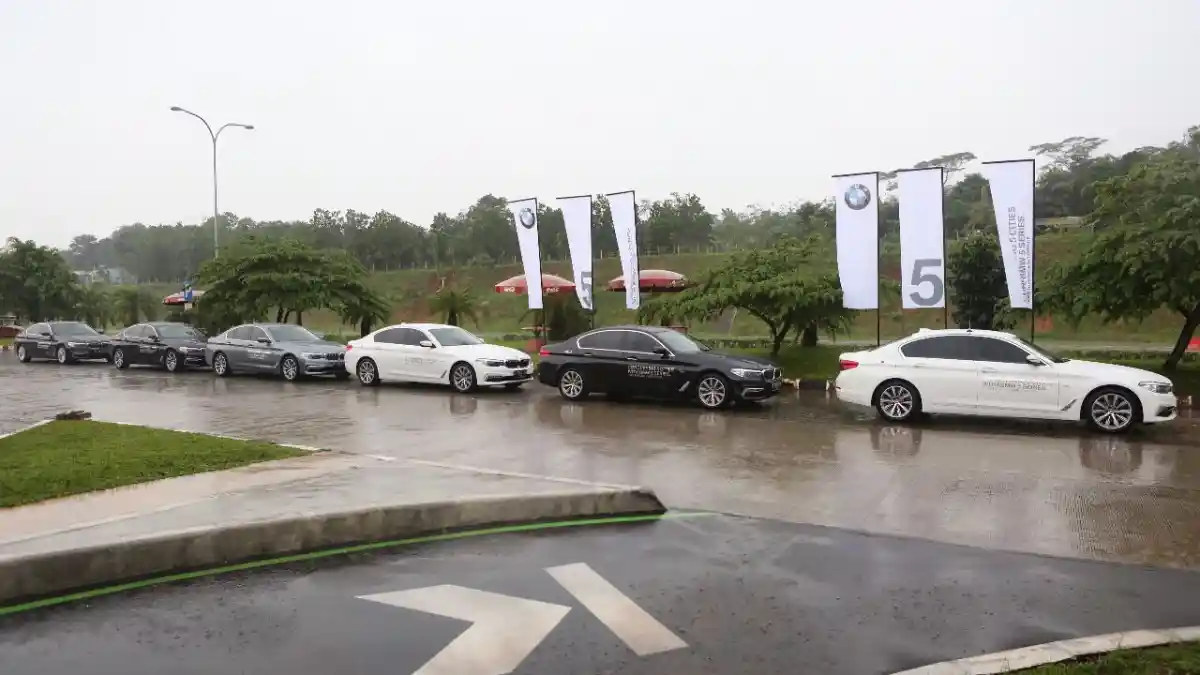 Berita - BMW Persilakan Jurnalis Uji All New Seri-5 dari Jakarta ke Surabaya