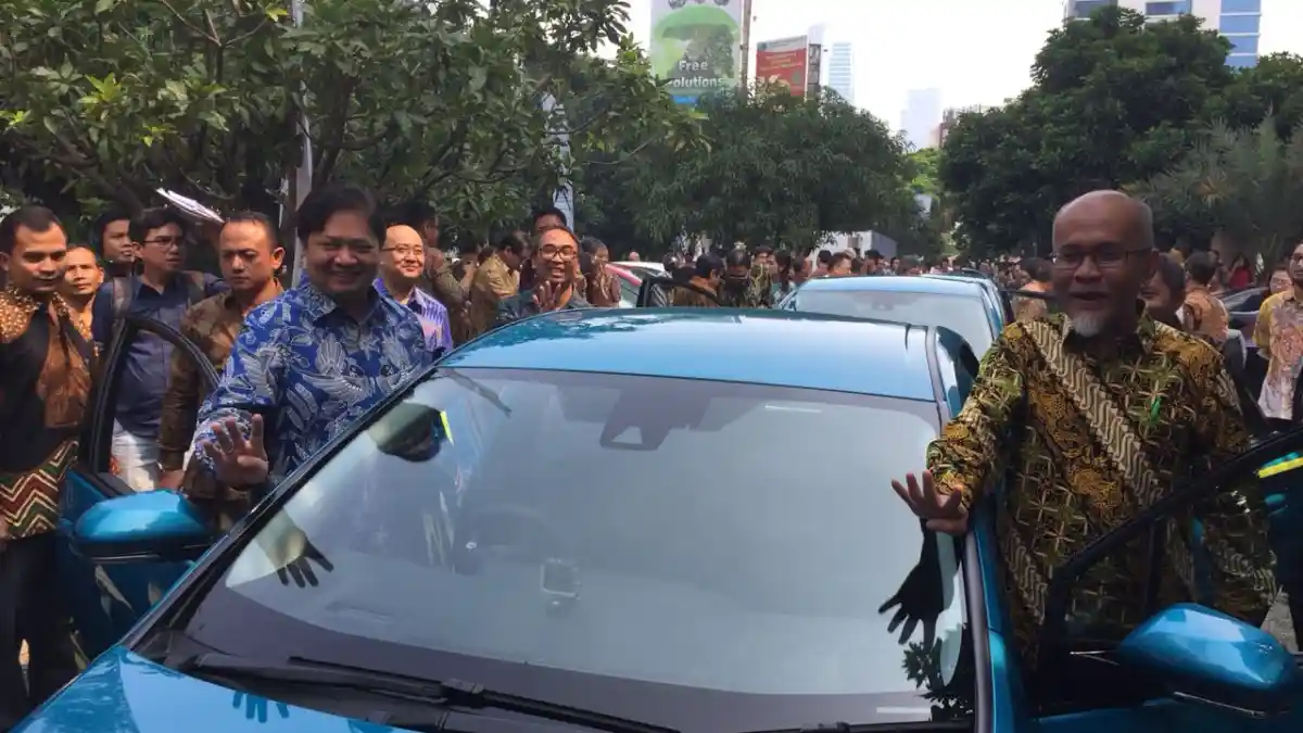 Foto - Toyota Berikan Mobil Untuk 6 Universitas Demi Songsong Era Mobil Listrik