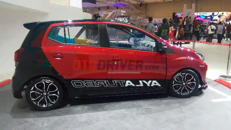 Foto - Ayla Turbo Karya Astra Daihatsu Unjuk Gigi di Atas Aspal