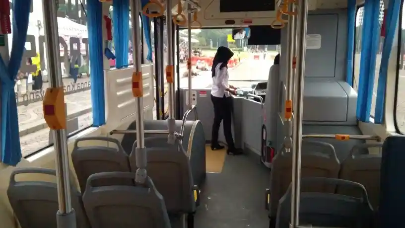 Foto - Impresi Singkat Ujicoba Bus Listrik Lower Deck, Mirip Metromini?