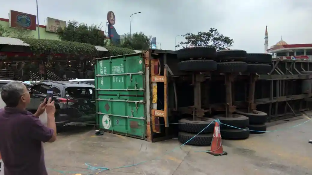 Foto - Evakuasi Truk Kontainer Libatkan Dua Crane 45 Ton