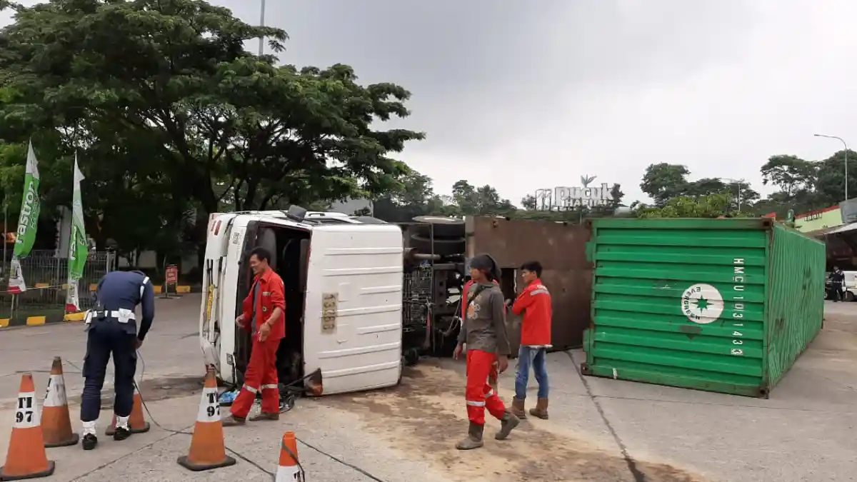 Berita - Evakuasi Truk Kontainer Libatkan Dua Crane 45 Ton