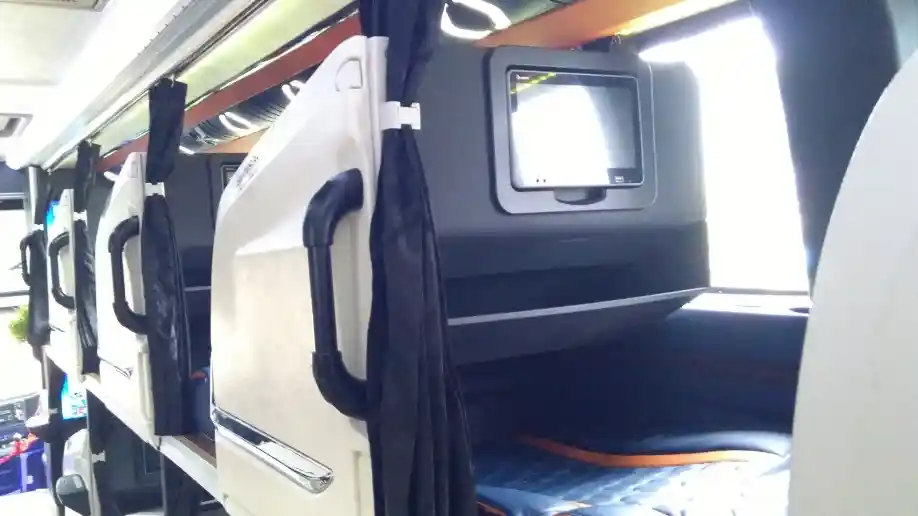 Foto - Detail Suite Class PO Adhi Putra, Pertama Bersasis Mercedes-Benz OH 1626