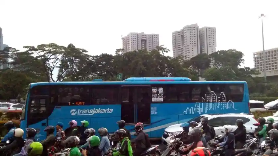 Bus - Insiden Di Jalur Transjakarta, Akibat Tak Menyadari Risiko Dekat Big Bus